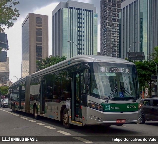 Via Sudeste Transportes S.A. 5 2796 na cidade de São Paulo, São Paulo, Brasil, por Felipe Goncalves do Vale. ID da foto: 10945732.