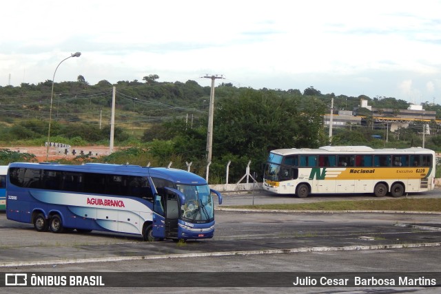 Viação Águia Branca 32080 na cidade de Aracaju, Sergipe, Brasil, por Julio Cesar  Barbosa Martins. Número da foto: #10960367.