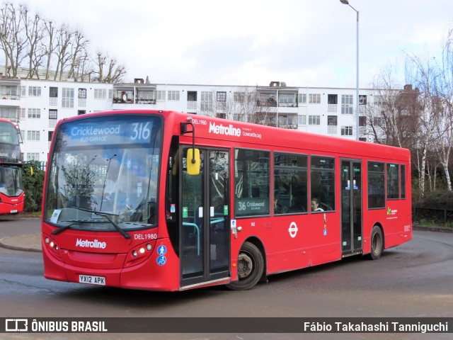 Metroline DEL1980 na cidade de London, Greater London, Inglaterra, por Fábio Takahashi Tanniguchi. ID da foto: 10967945.