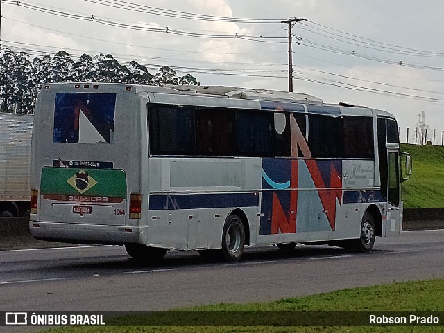 Ônibus Particulares 1064 na cidade de São José dos Campos, São Paulo, Brasil, por Robson Prado. ID da foto: 10984451.