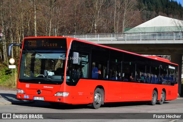 Deutsche Bahn 318 na cidade de Todtnau, Baden-Württemberg, Alemanha, por Franz Hecher. Número da foto: #10986142.