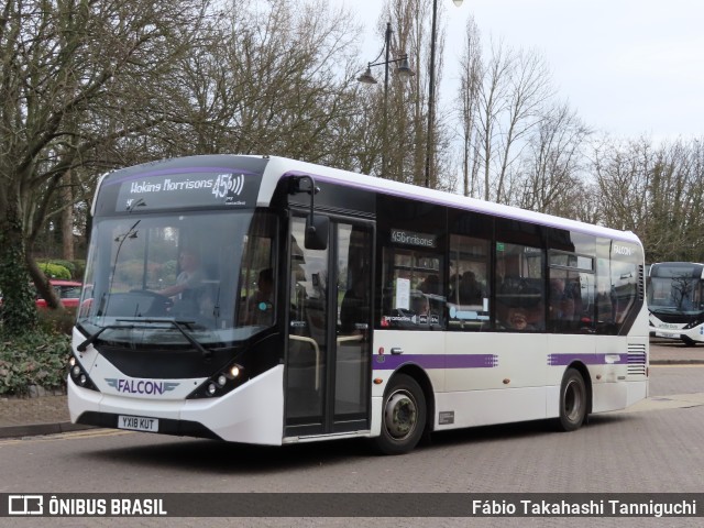 Falcon Buses YX18KUT na cidade de Staines upon Thames, Surrey, Inglaterra, por Fábio Takahashi Tanniguchi. ID da foto: 10994842.