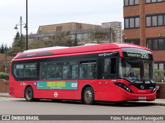London United BE37082 na cidade de Staines upon Thames, Surrey, Inglaterra, por Fábio Takahashi Tanniguchi. Número da foto: #10994838.