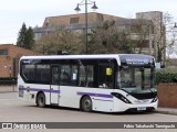 Falcon Buses YX18KUT na cidade de Staines upon Thames, Surrey, Inglaterra, por Fábio Takahashi Tanniguchi. ID da foto: :id.