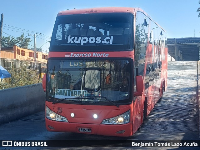 Expreso Norte 209 na cidade de Estación Central, Santiago, Metropolitana de Santiago, Chile, por Benjamín Tomás Lazo Acuña. Número da foto: #10996895.