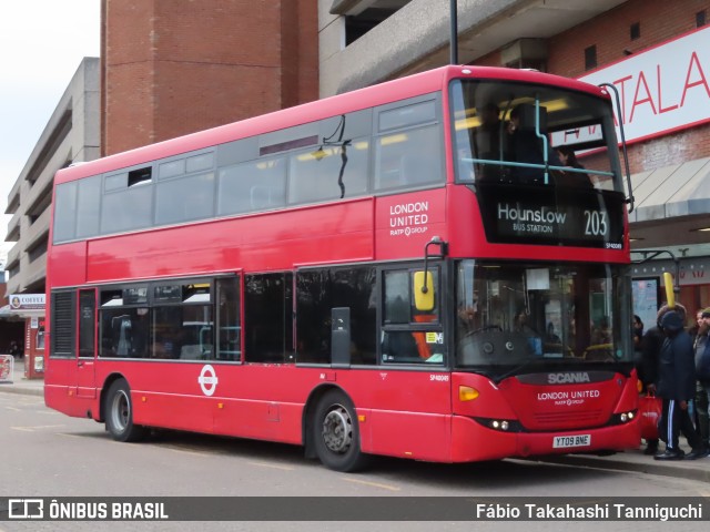 London United SP40049 na cidade de Staines upon Thames, Surrey, Inglaterra, por Fábio Takahashi Tanniguchi. Número da foto: #10998655.