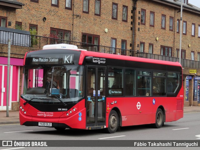 London United SDE20313 na cidade de Kingston upon Thames, Surrey, Inglaterra, por Fábio Takahashi Tanniguchi. Número da foto: #11025048.