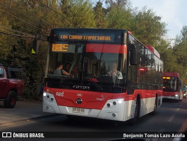 Redbus Urbano 2043 na cidade de Las Condes, Santiago, Metropolitana de Santiago, Chile, por Benjamín Tomás Lazo Acuña. Número da foto: #11030208.