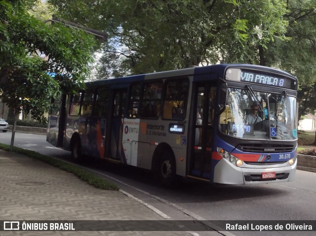 Empresa de Ônibus Vila Galvão 30.570 na cidade de Guarulhos, São Paulo, Brasil, por Rafael Lopes de Oliveira. ID da foto: 11044570.