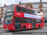 Metroline VW1303 na cidade de London, Greater London, Inglaterra, por Fábio Takahashi Tanniguchi. ID da foto: :id.