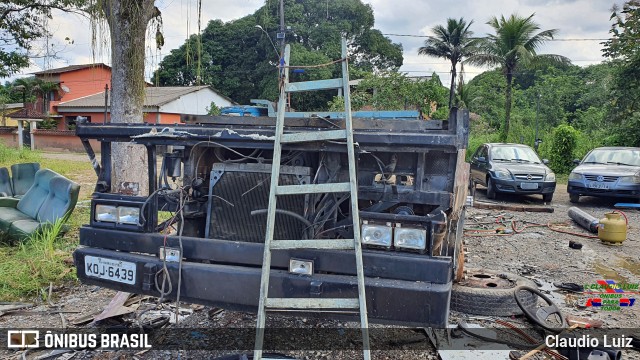 Sucata e Desmanches KOJ6439 na cidade de Magé, Rio de Janeiro, Brasil, por Claudio Luiz. Número da foto: #11052440.