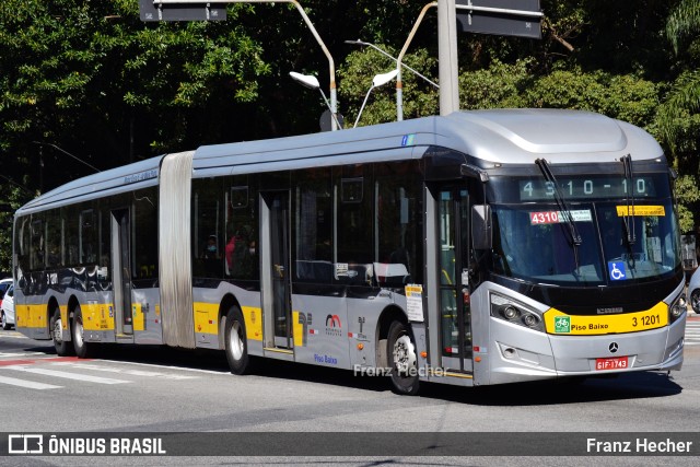 Viação Metrópole Paulista - Zona Leste 3 1201 na cidade de São Paulo, São Paulo, Brasil, por Franz Hecher. ID da foto: 11070980.