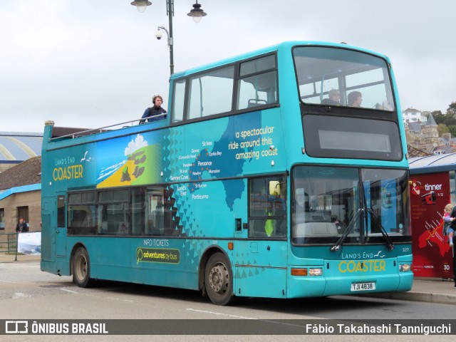 First Bus 32211 na cidade de Penzance, Cornwall, Inglaterra, por Fábio Takahashi Tanniguchi. ID da foto: 11074490.