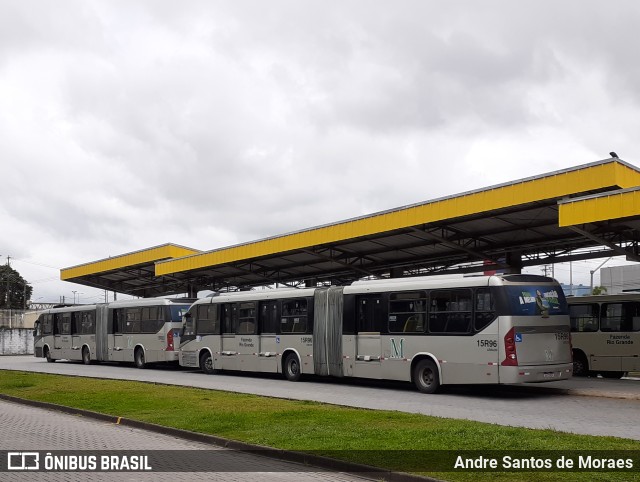 Leblon Transporte de Passageiros 15R96 na cidade de Fazenda Rio Grande, Paraná, Brasil, por Andre Santos de Moraes. ID da foto: 11006489.