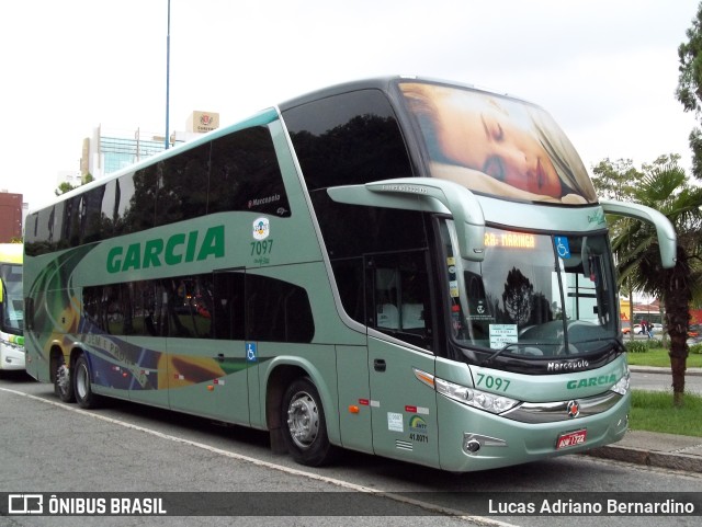 Viação Garcia 7097 na cidade de Curitiba, Paraná, Brasil, por Lucas Adriano Bernardino. Número da foto: #11079371.