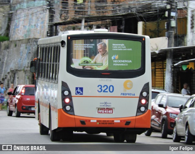 Empresa Pedrosa 320 na cidade de Recife, Pernambuco, Brasil, por Igor Felipe. Número da foto: #11011104.