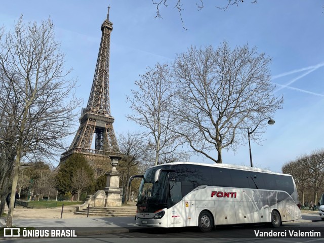 Fonti Europe  na cidade de Paris, Île-de-France, França, por Vanderci Valentim. ID da foto: 11021997.