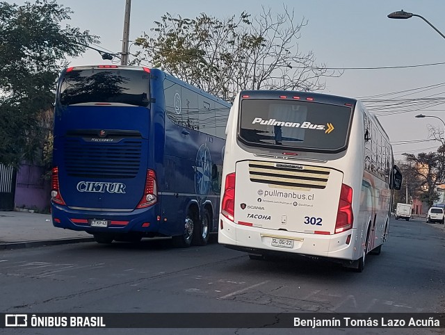 Pullman Bus 302 na cidade de Estación Central, Santiago, Metropolitana de Santiago, Chile, por Benjamín Tomás Lazo Acuña. Número da foto: #11114418.