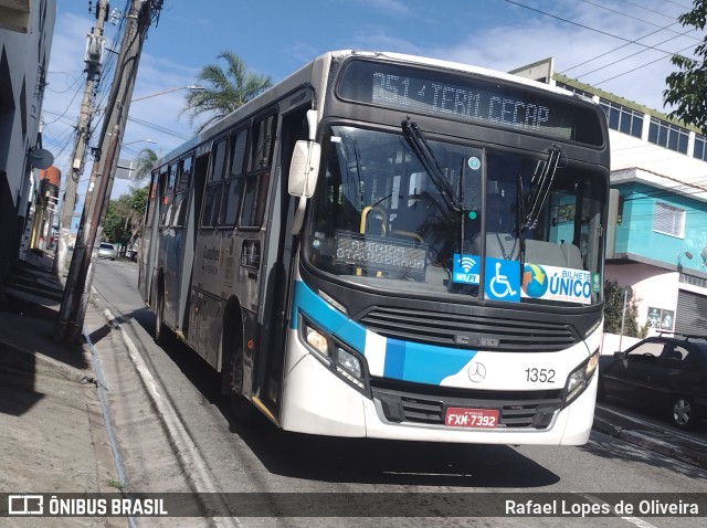 VUG - Viação Urbana Guarulhos 1352 na cidade de Guarulhos, São Paulo, Brasil, por Rafael Lopes de Oliveira. Número da foto: #11084096.
