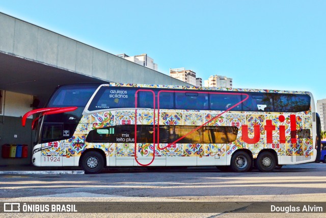 UTIL - União Transporte Interestadual de Luxo 11924 na cidade de Mogi das Cruzes, São Paulo, Brasil, por Douglas Alvim. ID da foto: 11136560.