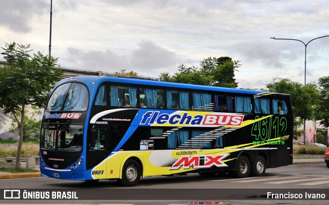 Flecha Bus 8823 na cidade de Ciudad Autónoma de Buenos Aires, Argentina, por Francisco Ivano. Número da foto: #11135097.