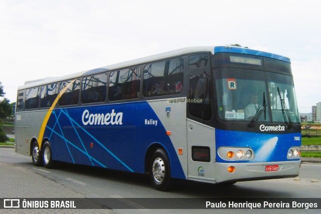 Viação Cometa 7682 na cidade de Resende, Rio de Janeiro, Brasil, por Paulo Henrique Pereira Borges. Número da foto: #11152897.
