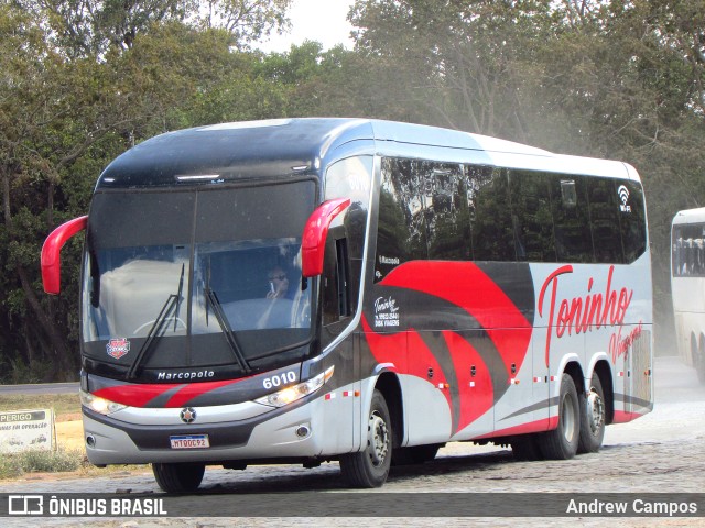 Toninho Viagens 6010 na cidade de Pirapora, Minas Gerais, Brasil, por Andrew Campos. Número da foto: #11157130.