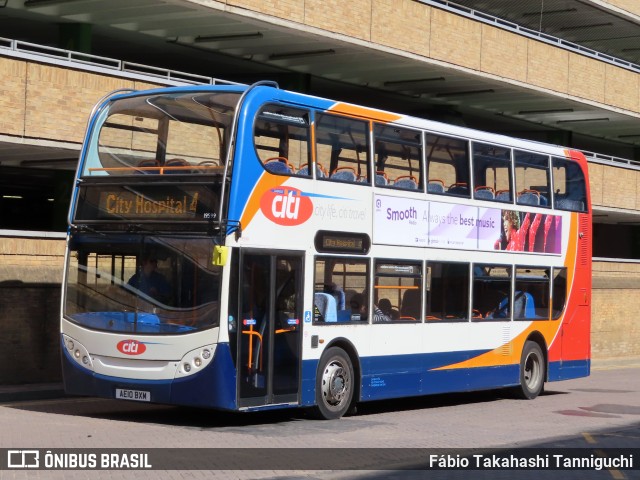 Stagecoach 19599 na cidade de Peterborough, Cambridgeshire, Inglaterra, por Fábio Takahashi Tanniguchi. ID da foto: 11159863.