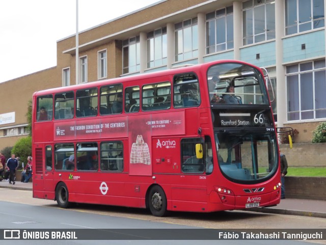 Arriva DW216 na cidade de Romford, Essex, Inglaterra, por Fábio Takahashi Tanniguchi. ID da foto: 11096170.