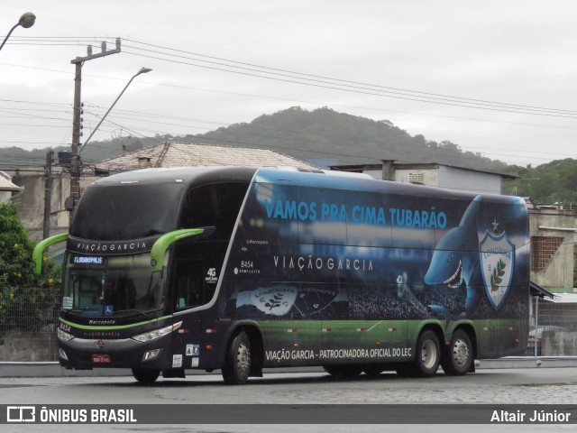 Viação Garcia 8454 na cidade de Balneário Camboriú, Santa Catarina, Brasil, por Altair Júnior. Número da foto: #11162574.