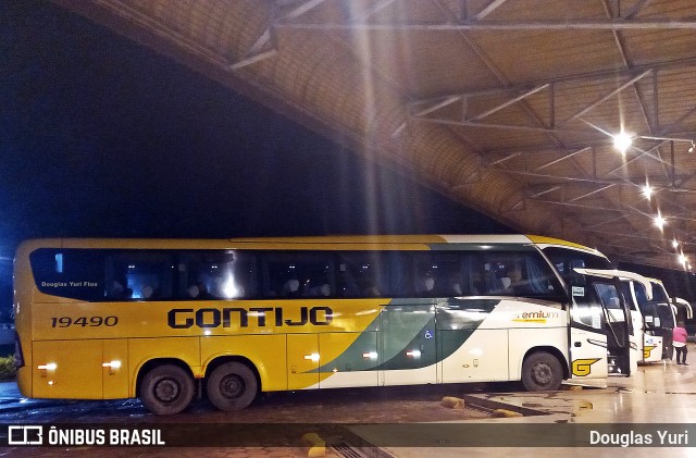 Empresa Gontijo de Transportes 19490 na cidade de Luz, Minas Gerais, Brasil, por Douglas Yuri. ID da foto: 11163445.