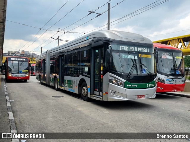 Via Sudeste Transportes S.A. 5 2135 na cidade de São Paulo, São Paulo, Brasil, por Brenno Santos. ID da foto: 11191495.