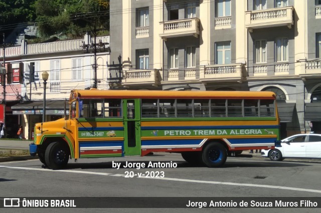 Petro Trem Trenzinho de Petrópolis na cidade de Petrópolis, Rio de Janeiro, Brasil, por Jorge Antonio de Souza Muros Filho. ID da foto: 11191292.