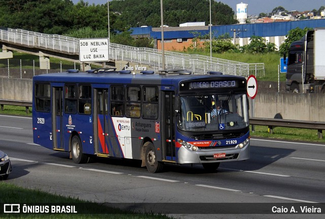 Viação Osasco 21.929 na cidade de Barueri, São Paulo, Brasil, por Caio A. Vieira. Número da foto: #11191320.