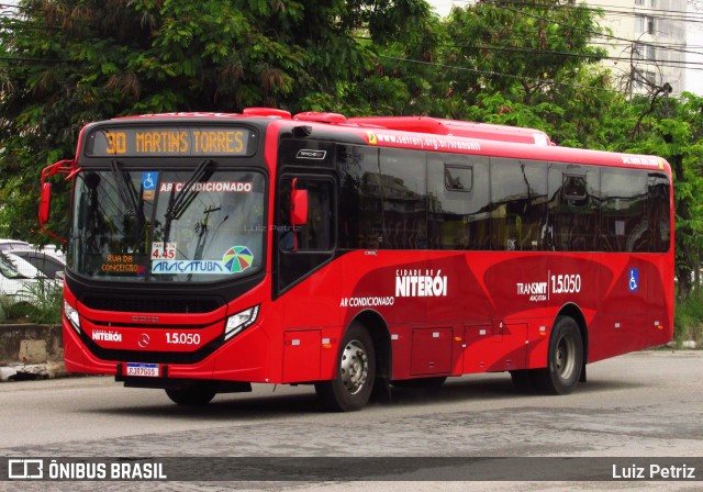 Viação Araçatuba 1.5.050 na cidade de Niterói, Rio de Janeiro, Brasil, por Luiz Petriz. Número da foto: #11194927.