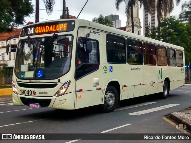 Araucária Transportes Coletivos 19049 na cidade de Curitiba, Paraná, Brasil, por Ricardo Fontes Moro. Número da foto: #11195498.
