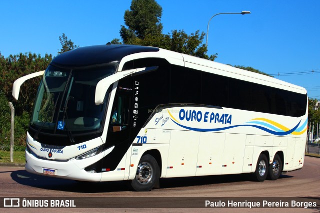Viação Ouro e Prata 710 na cidade de Curitiba, Paraná, Brasil, por Paulo Henrique Pereira Borges. Número da foto: #11204884.