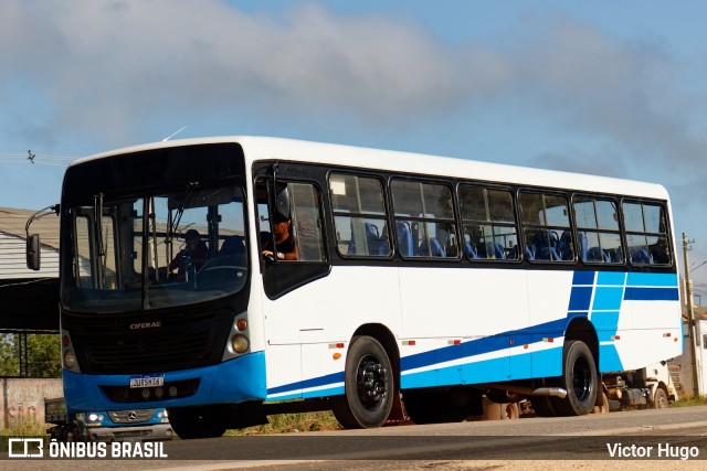 Ônibus Particulares  na cidade de São Miguel do Guamá, Pará, Brasil, por Victor Hugo. Número da foto: #11206817.