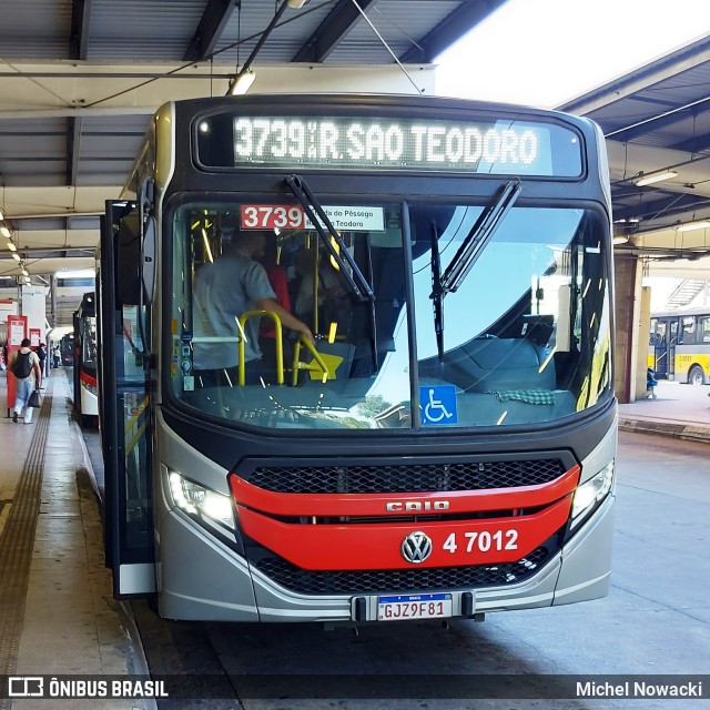 Pêssego Transportes 4 7012 na cidade de São Paulo, São Paulo, Brasil, por Michel Nowacki. Número da foto: #11218928.