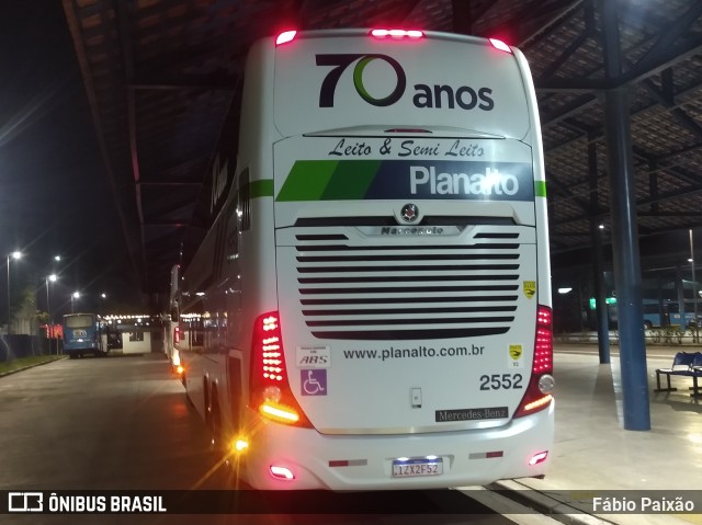 Planalto Transportes 2552 na cidade de Embu das Artes, São Paulo, Brasil, por Fábio Paixão. Número da foto: #11224581.