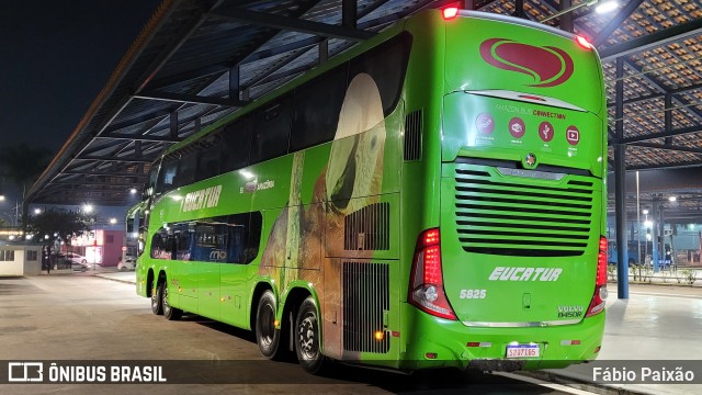 Eucatur - Empresa União Cascavel de Transportes e Turismo 5825 na cidade de Embu das Artes, São Paulo, Brasil, por Fábio Paixão. ID da foto: 11237584.