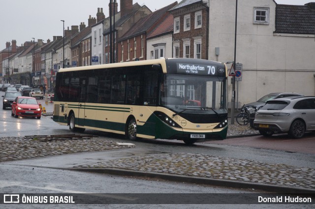 Reliance Buses 17 na cidade de Northallerton, North Yorkshire, Inglaterra, por Donald Hudson. Número da foto: #11241212.