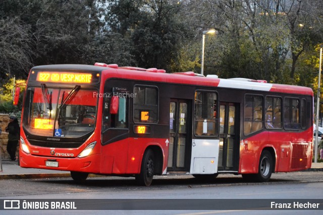 Redbus Urbano 0633 na cidade de Providencia, Santiago, Metropolitana de Santiago, Chile, por Franz Hecher. Número da foto: #11173010.