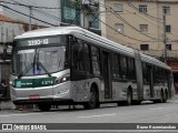 Via Sudeste Transportes S.A. 5 2716 na cidade de São Paulo, São Paulo, Brasil, por Bruno Kozeniauskas. ID da foto: :id.