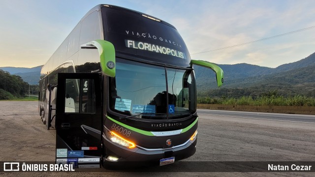 Viação Garcia 86008 na cidade de Guaratuba, Paraná, Brasil, por Natan Cezar. Número da foto: #11182152.