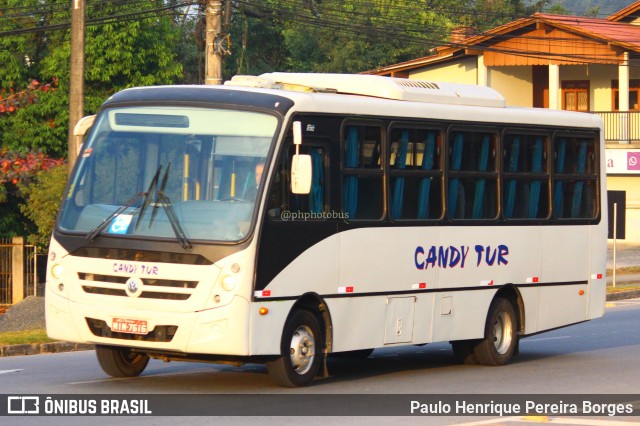 Candy Tur 7616 na cidade de Blumenau, Santa Catarina, Brasil, por Paulo Henrique Pereira Borges. Número da foto: #11275428.