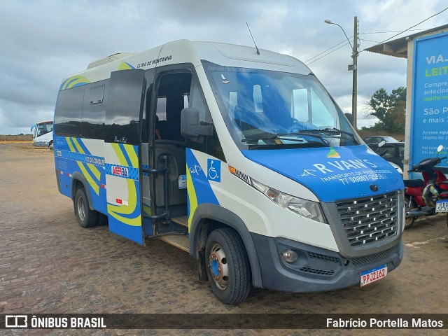 R Van's Transporte de Passageiros 2018 na cidade de Vitória da Conquista, Bahia, Brasil, por Fabrício Portella Matos. ID da foto: 11280464.