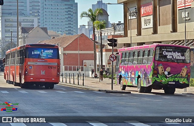 Expresso Azul 17E14 na cidade de Curitiba, Paraná, Brasil, por Claudio Luiz. Número da foto: #11305449.