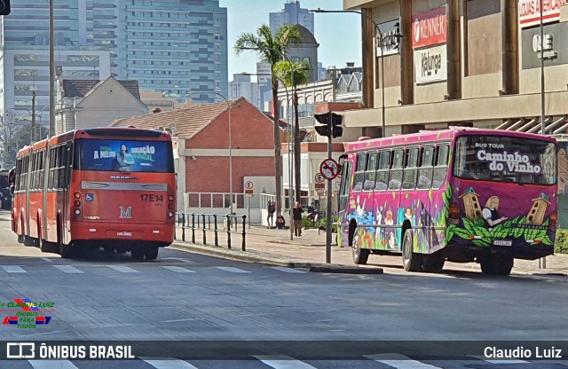 Expresso Azul 17E14 na cidade de Curitiba, Paraná, Brasil, por Claudio Luiz. ID da foto: 11305449.