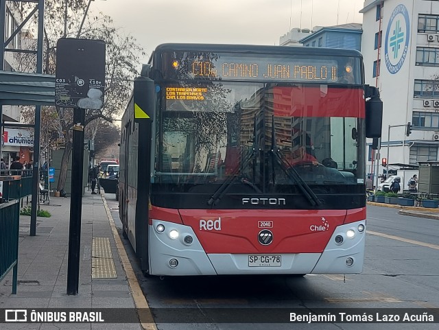 Redbus Urbano 2040 na cidade de Providencia, Santiago, Metropolitana de Santiago, Chile, por Benjamín Tomás Lazo Acuña. Número da foto: #11318720.
